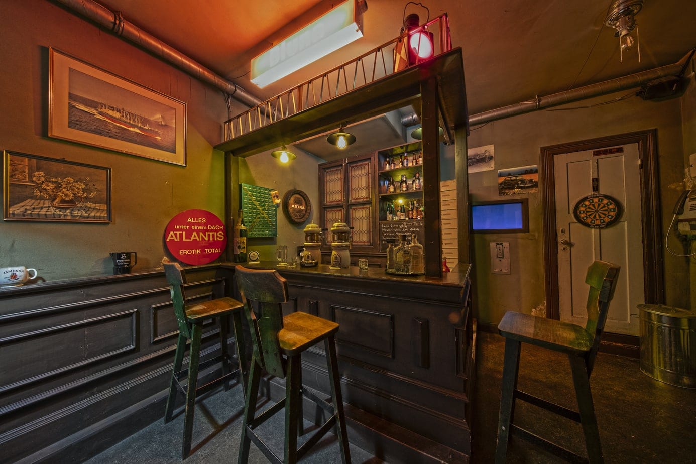 Bar mit Stühlen Guschis Geile Grotte Escape Room Skurrilum Hamburg